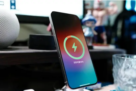 滴道苹果15换屏服务分享用什么充电器给iPhone15充电更好 